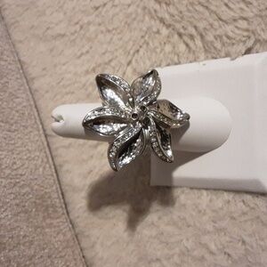Elegant Silver Floral Ring